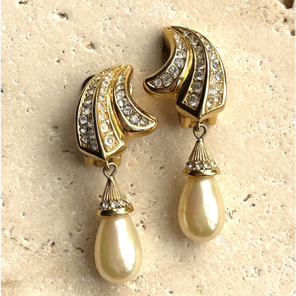 STUNNING Christian Dior Vintage Gold Tone Clear Crystal Clip On Pearl Earrings - Picture 16 of 16